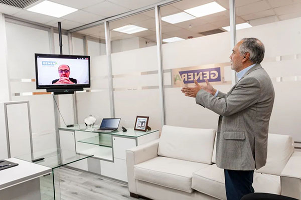 GENERA首席執行官在辦公室使用BOSE VB1開會的場景照